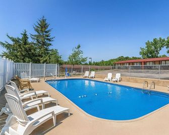 Enjoy Your Stay at Knights Inn Ashland! Pool, Picnic Area, Parking, WiFi - Ashland - Piscina