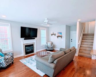 4 BR / 2 Bath - Walk to Everything. Newer Const. - Ocean City - Living room