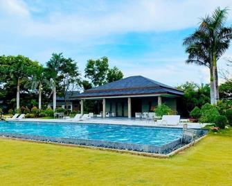 Quiet Seaside Villa 5 mins walk to the beach, clubhouse and boardwalk - Danao City - Piscina