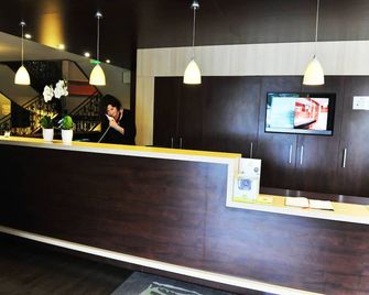 Logis Golfe Hotel - ואן - דלפק קבלה