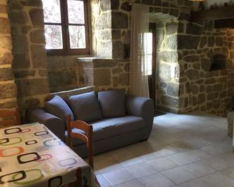 Quiet Cottage With Beautiful View - Chirols - Sala de estar