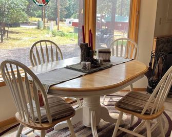 Cozy cabin in the beautiful Brazos canyon at the base of the Brazos Cliffs. - Chama - Dining room