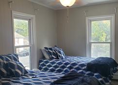Nice quiet and safe place to stay you will enjoy, nice enclosed porch - Olathe - Schlafzimmer