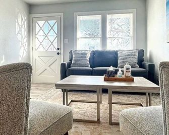 2br Apt 1700 Monthly 9mins to Okc Fair #41a - Oklahoma City - Wohnzimmer