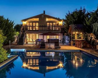 Waterfront Paradise on Long Island - Massapequa - Pool