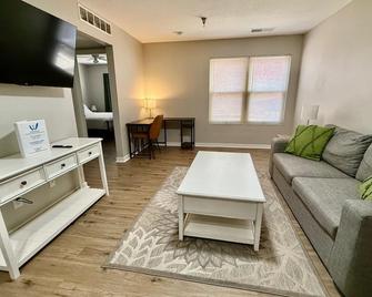 Cozy Aksarben Living-close to I-80 & WFH desk - Omaha - Living room