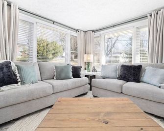 3BR house minutes from speedway & downtown - Bristol - Living room