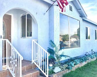 Entire front 3brs house between Los Angeles and Orange County, 2 kings ,1 queen - Pico Rivera - Building