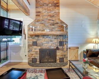 Lakefront Gem with Hot Tub and Boat Dock in Greentown - Greentown - Living room