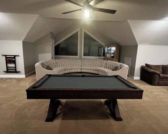 Spacious 5-bedroom house in historic Harlan! In-ground Pool/Hot Tub/Game Room - Harlan