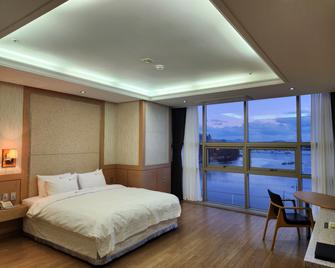 Benikea Hotel Yeosu - Yeosu - Bedroom