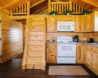 Paradise Valley Cabin by Chico & Yellowstone Park! - Livingston - Kitchen