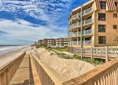 Airy Oceanfront Condo with Beach Views and Pool Access! - North Topsail Beach - Bygning