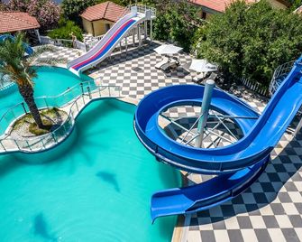 Riverside Garden Resort - Lápithos - Piscina