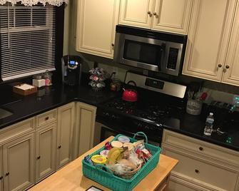 Clean and Spacious 2 bedroom condo in Dorchester - Boston - Cocina