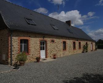 Family Home, Former Farmhouse With Exceptional Views. - Pommerieux - Edificio