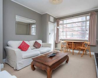 Unique 1-Bed Apartment in Vibrant Balham - London - Living room