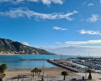 Menton 3 pièces vue mer bord de plage hyper centre - Menton - Strand