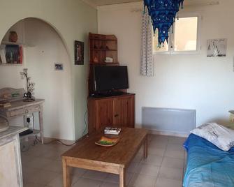 Small house view and seaside, ideal for a family. 2 star ranking - Martigues - Salon