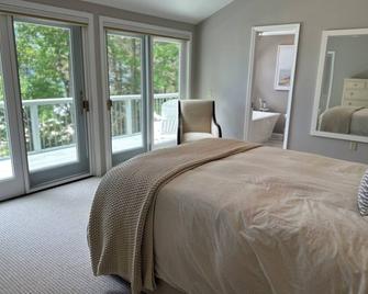 Spacious 5-bedroom house with private access to Lake Michigan beachfront. - Pentwater - Bedroom