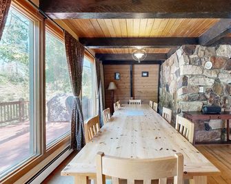 Iconic creekside mountain home with hot tub fireplaces balcony & amazing views - Alta - Jídelna