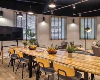 هابيت كادا آت ماكسويل - سنغافورة - غرفة طعام
