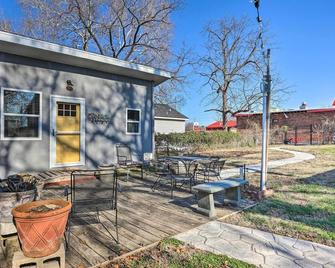 Cozy Rogers Home with Patio, Near Downtown! - Rogers - Patio