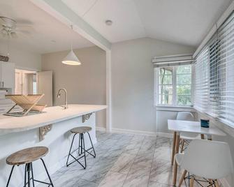 Chic Ocala Home with Yard about 1 Mi to Dtwn Square - Ocala