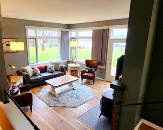 Suss View Suites-Bolton Potholes - Waterbury - Living room