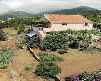 Apartment Ani - Two Bedroom Apartment with Terrace and Garden View - Banići - Building