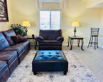 Mountain View by Mesquite Vacation Rentals with Private Balcony and 510 in free daily activities - Mesquite - Wohnzimmer