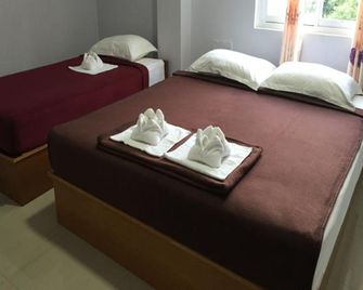 Feel Guest House - Mawlamyaing - Schlafzimmer
