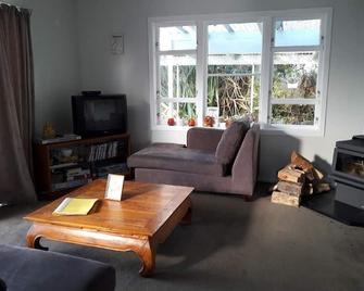 A beautiful home away from home on the lake - Kawerau - Living room