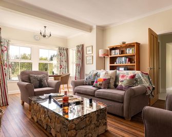 Spacious cottage on an estate where peace, privacy, fun and exploration abound - Kirkcudbright - Sala de estar
