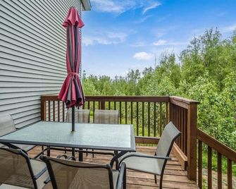 Mountain View Haven - Luxe Townhouse with King Suite & Warm Garage - Wasilla - Balcón