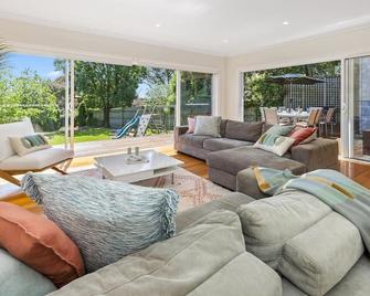 Kasih - Ocean Views - Love Actually...and we love it. - McCrae - Living room