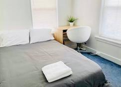 Oui on Ludlow - Entire House and Private Rooms in University City - Philadelphia - Bedroom