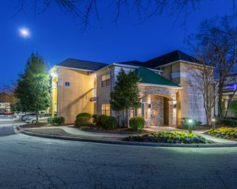 HomeTowne Studios by Red Roof Atlanta - Peachtree Corners - Norcross - Gebouw