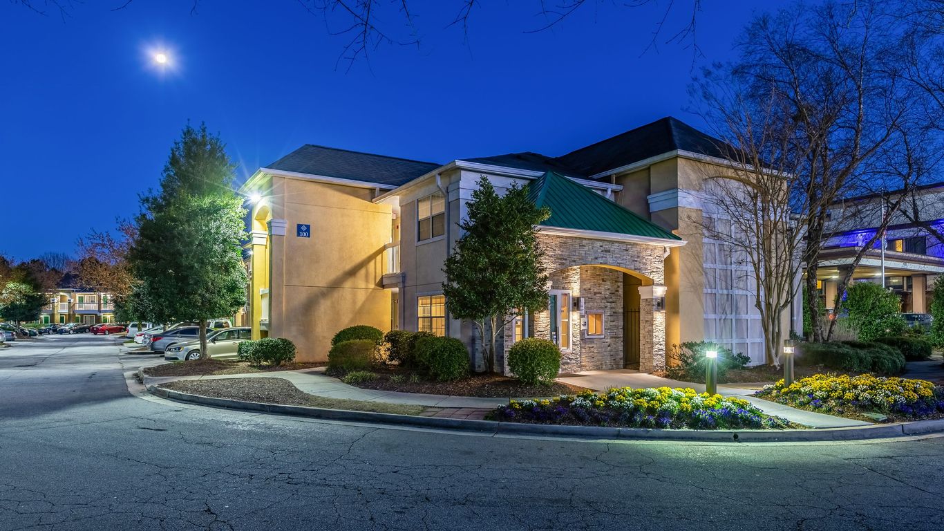 HomeTowne Studios by Red Roof Atlanta - Peachtree Corners