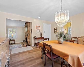 Pristine 3 bedroom/2 bath home close to the Blue Ridge Parkway! - Bedford - Dining room