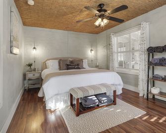 Creekside Cottage | Charming Cabin with Prime Creek Access - Wimberley - Bedroom