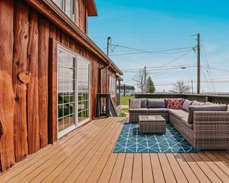 Lake Michigan views! Complimentary housekeeping with monthly stays Mar-Apr. - Two Rivers - Balkon
