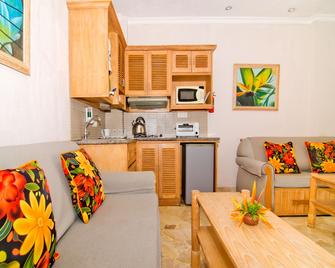 Hawaii Resort Family Suites - Anyar - Living room