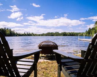 Lakefront family getaway;large dock;private boat ramp;Pretty cottage;large deck! - Munising - Patio