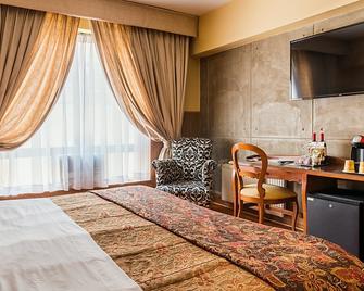 Hotel Panamericano - Santiago - Bedroom