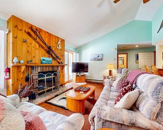 Relaxing on the River - Lincoln - Living room