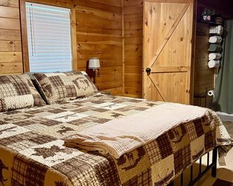 New listing Cozy 2/2 with distant mtn. views and only 15 min. from blowing rock. - Lenoir - Slaapkamer