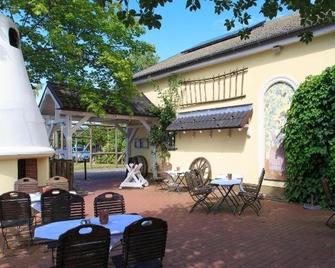 Landhotel Classic - Oranienburg - Innenhof