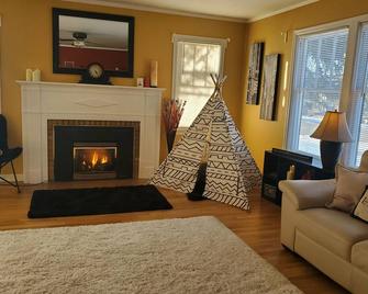 Wallowa Mountains Retreat minutes to Joseph, OR - Enterprise - Living room