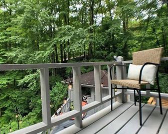 Cozy, Modern Camp nestled near Audra State park. - Buckhannon - Balkón